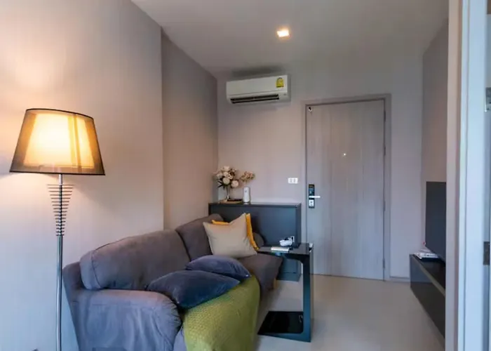 Apartment Cozy With Train Access